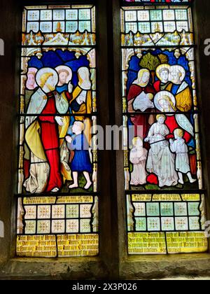 Ruishton Village Church in somerset england, großbritannien, mit Buntglasfenstern, Bänken, Altardenkmälern Stockfoto