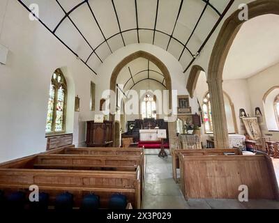 Ruishton Village Church in somerset england, großbritannien, mit Buntglasfenstern, Bänken, Altardenkmälern Stockfoto