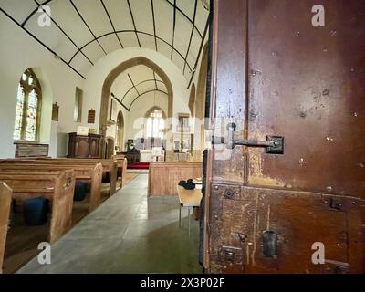 Ruishton Village Church in somerset england, großbritannien, mit Buntglasfenstern, Bänken, Altardenkmälern Stockfoto