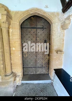 Ruishton Village Church in somerset england, großbritannien, mit Buntglasfenstern, Bänken, Altardenkmälern Stockfoto