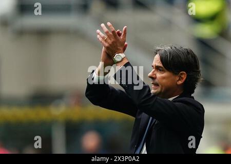 Mailand, Italien. April 2024. Inter spielt Simone Inzaghi während des Fußballspiels der Serie A zwischen Inter und Torino im San Siro Stadium in Norditalien am Sonntag, den 28. April 2024. Sport - Fußball . (Foto: Spada/LaPresse) Credit: LaPresse/Alamy Live News Stockfoto