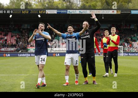 NIJMEGEN - (l-r) Mees de Wit von AZ Alkmaar, Yukinari Sugawara von AZ Alkmaar, AZ Alkmaar Torhüter Hobie Verhulst feiert den Sieg während des niederländischen Eredivisie-Spiels zwischen NEC Nijmegen und AZ Alkmaar am 28. April 2024 in de Goffert in Nijmegen, Niederlande. ANP BART STOUTJESDIJK Stockfoto