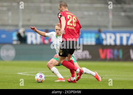 Wiesbaden, Deutschland. April 2024. Fußball: Bundesliga 2, SV Wehen Wiesbaden - SpVgg Greuther Fürth, Spieltag 31, BRITA Arena. Fürths Philipp Müller (l) und Wiesbadens Aleksandar Vukotic kämpfen um den Ball. Quelle: Jörg Halisch/dpa – WICHTIGER HINWEIS: gemäß den Vorschriften der DFL Deutscher Fußball-Liga und des DFB Deutscher Fußball-Bundes ist es verboten, im Stadion und/oder des Spiels aufgenommene Fotografien in Form von sequenziellen Bildern und/oder videoähnlichen Fotoserien zu verwenden oder zu nutzen./dpa/Alamy Live News Stockfoto