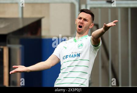 Wiesbaden, Deutschland. April 2024. Fußball: Bundesliga 2, SV Wehen Wiesbaden - SpVgg Greuther Fürth, Spieltag 31, BRITA-Arena. Fürths Branimir Hrgota reagiert. Quelle: Jörg Halisch/dpa – WICHTIGER HINWEIS: gemäß den Vorschriften der DFL Deutscher Fußball-Liga und des DFB Deutscher Fußball-Bundes ist es verboten, im Stadion und/oder des Spiels aufgenommene Fotografien in Form von sequenziellen Bildern und/oder videoähnlichen Fotoserien zu verwenden oder zu nutzen./dpa/Alamy Live News Stockfoto