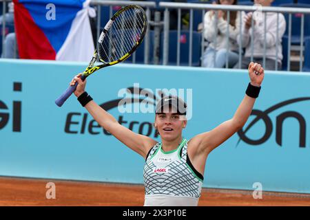 Madrid, Spanien. April 2024. Die tschechische Tennisspielerin Sara Bejlek reagierte am 28. April 2024 in der dritten Runde des Tennisturniers Mutua Madrid Open 2024 gegen Ashlyn Krueger aus den USA in Madrid. Quelle: Martin Sidorjak/CTK Photo/Alamy Live News Stockfoto