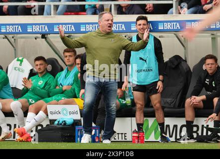 Wiesbaden, Deutschland. April 2024. Fußball: Bundesliga 2, SV Wehen Wiesbaden - SpVgg Greuther Fürth, Spieltag 31, BRITA-Arena. Fürth-Trainer Alexander Zorniger (M) reagiert auf der Touchline. Quelle: Jörg Halisch/dpa – WICHTIGER HINWEIS: gemäß den Vorschriften der DFL Deutscher Fußball-Liga und des DFB Deutscher Fußball-Bundes ist es verboten, im Stadion und/oder des Spiels aufgenommene Fotografien in Form von sequenziellen Bildern und/oder videoähnlichen Fotoserien zu verwenden oder zu nutzen./dpa/Alamy Live News Stockfoto