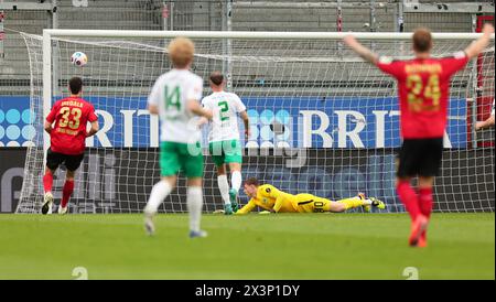 Wiesbaden, Deutschland. April 2024. Fußball: Bundesliga 2, SV Wehen Wiesbaden - SpVgg Greuther Fürth, Spieltag 31, BRITA Arena. Fürth Torhüter Jonas Urbig (unten) räumt Wiesbadens Tor ein und schaffte es mit 1:0. Quelle: Jörg Halisch/dpa – WICHTIGER HINWEIS: gemäß den Vorschriften der DFL Deutscher Fußball-Liga und des DFB Deutscher Fußball-Bundes ist es verboten, im Stadion und/oder des Spiels aufgenommene Fotografien in Form von sequenziellen Bildern und/oder videoähnlichen Fotoserien zu verwenden oder zu nutzen./dpa/Alamy Live News Stockfoto