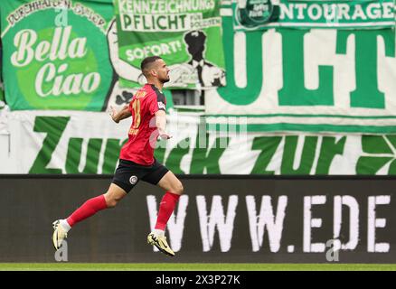 Wiesbaden, Deutschland. April 2024. Fußball: Bundesliga 2, SV Wehen Wiesbaden - SpVgg Greuther Fürth, Spieltag 31, BRITA-Arena. Wiesbadener Ivan Prtajin feiert sein Tor mit 1:0. Quelle: Jörg Halisch/dpa – WICHTIGER HINWEIS: gemäß den Vorschriften der DFL Deutscher Fußball-Liga und des DFB Deutscher Fußball-Bundes ist es verboten, im Stadion und/oder des Spiels aufgenommene Fotografien in Form von sequenziellen Bildern und/oder videoähnlichen Fotoserien zu verwenden oder zu nutzen./dpa/Alamy Live News Stockfoto