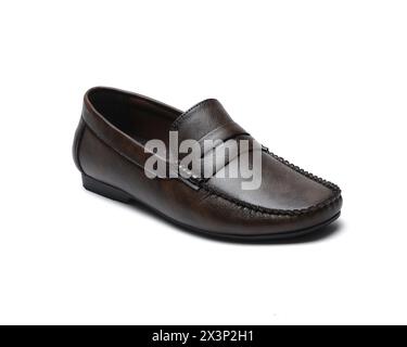 Dunkelbraune Loafers Schuhe isoliert auf weißem Hintergrund Stockfoto