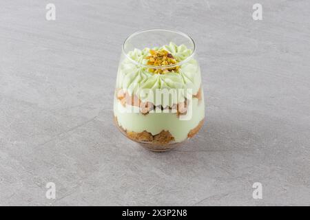 Köstliche süße italienische Pistazie Tiramisu serviert Stockfoto