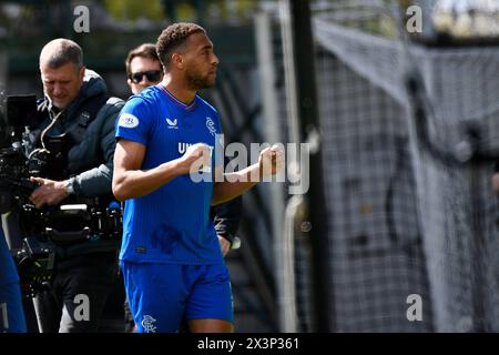 Die Rangers' Cyriel Dessers feiert, nachdem sie das zweite Tor ihrer Mannschaft während des Cinch Premiership Matches im SMISA Stadium, Paisley, erzielt haben. Bilddatum: Sonntag, 28. April 2024. Stockfoto