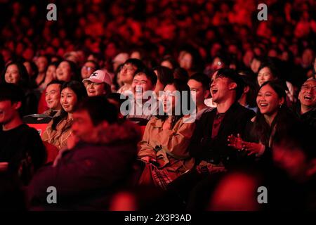 (240428) -- LONDON, 28. April 2024 (Xinhua) -- Publikum sehen Xiangsheng, oder Crosstalk Comedy in London, Großbritannien, 27. April 2024. Donnerndes Lachen und Applaus wehten am Samstagabend fast vom Dach eines Auditoriums im Londoner Excel Exhibition Centre, als eine Pointe von Guo Degang, einem beliebten chinesischen Traditionskomiker, mit tausenden Zuschauern landete. Zusammen mit Guo und seinem Partner Yu Qian sang eine Handvoll Comedians der de Yun She Performance Group Xiangsheng, oder Crosstalk Comedy, mit beiden Witzen über Lebensanekdoten und traditionellen Crosstalk-Episoden. Stockfoto