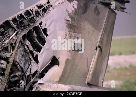 2. April 1991 der Schwanz eines zerstörten irakischen Luftwaffe MiG-23 „Peitschenjets“, Nummer 23181, in der Nähe der Tallil Air Base im südlichen Irak. Stockfoto