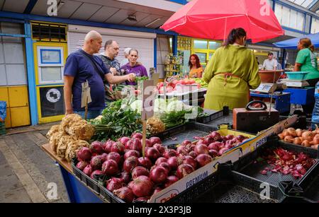 Bulgarien, Sofia; 22. September 2023, Menschen in einem lokalen Lebensmittelmarkt in der Innenstadt - EDITORIAL Stockfoto