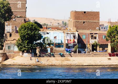 Farbenfrohe Häuser am Westufer des Nils, Assuan, Edfu, Ägypten Stockfoto