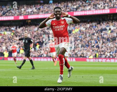 Arsenals Bukayo Saka feiert ihr zweites Tor während des Spiels der Premier League im Tottenham Hotspur Stadium in London. Bilddatum: Sonntag, 28. April 2024. Stockfoto