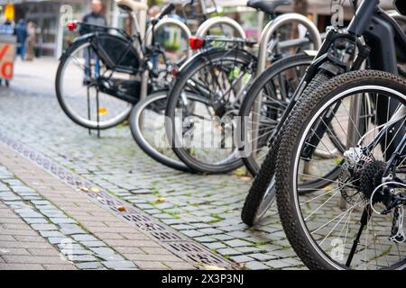 Urbane Straßen mit Fahrrädern. Fahrräder bleiben auf dem Fahrradparkplatz in Deutschland. Stockfoto