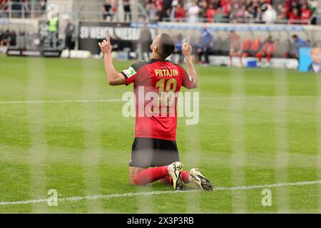 Wiesbaden, Deutschland. April 2024. Fußball: Bundesliga 2, SV Wehen Wiesbaden - SpVgg Greuther Fürth, Spieltag 31, BRITA Arena. Der Wiesbadener Ivan Prtajin feiert, nachdem er einen Elfmeter erzielt hat, der es mit 3:3 geschafft hat. Quelle: Jörg Halisch/dpa – WICHTIGER HINWEIS: gemäß den Vorschriften der DFL Deutscher Fußball-Liga und des DFB Deutscher Fußball-Bundes ist es verboten, im Stadion und/oder des Spiels aufgenommene Fotografien in Form von sequenziellen Bildern und/oder videoähnlichen Fotoserien zu verwenden oder zu nutzen./dpa/Alamy Live News Stockfoto