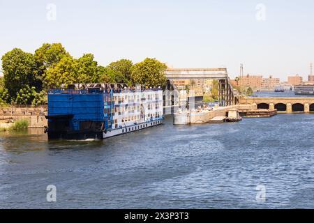 Das Nilkreuzfahrtschiff fährt in Esna am Nil in Esna, Ägypten, in die alte Sperrbrücke ein Stockfoto