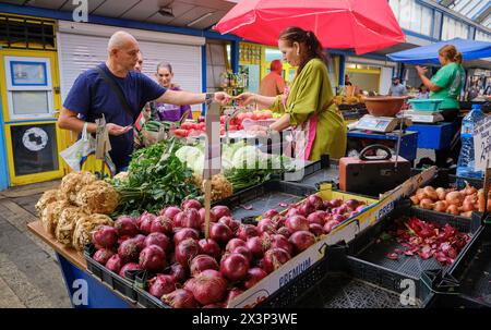 Bulgarien, Sofia; 22. September 2023, Menschen in einem lokalen Lebensmittelmarkt in der Innenstadt - EDITORIAL Stockfoto