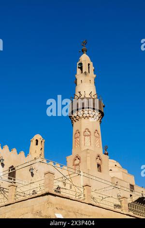 Das Minarett der Abu Haggag-Moschee, erbaut über den Ruinen des Luxor-Tempels, Luxor, Ägypten Stockfoto