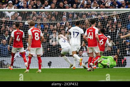 Micky van de Ven von Tottenham Hotspur erzielte ein Tor, das nach einem VAR-Review während des Premier League-Spiels im Tottenham Hotspur Stadium in London ausgeschlossen wurde. Bilddatum: Sonntag, 28. April 2024. Stockfoto