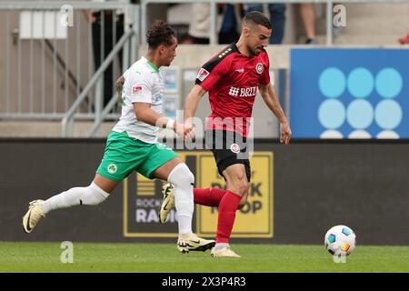 Wiesbaden, Deutschland. April 2024. Fußball: Bundesliga 2, SV Wehen Wiesbaden - SpVgg Greuther Fürth, Spieltag 31, BRITA-Arena. Fürths Armindo Sieb (l) und Wiesbadener Ivan Prtajin kämpfen um den Ball. Quelle: Jörg Halisch/dpa – WICHTIGER HINWEIS: gemäß den Vorschriften der DFL Deutscher Fußball-Liga und des DFB Deutscher Fußball-Bundes ist es verboten, im Stadion und/oder des Spiels aufgenommene Fotografien in Form von sequenziellen Bildern und/oder videoähnlichen Fotoserien zu verwenden oder zu nutzen./dpa/Alamy Live News Stockfoto