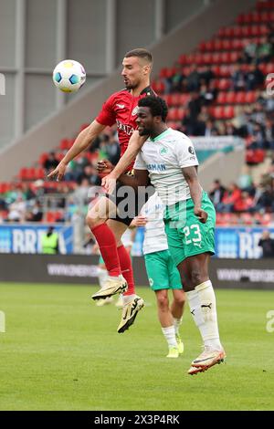 Wiesbaden, Deutschland. April 2024. Fußball: Bundesliga 2, SV Wehen Wiesbaden - SpVgg Greuther Fürth, Spieltag 31, BRITA-Arena. Wiesbadener Ivan Prtajin (l) und Fürths Gideon jung kämpfen um den Ball. Quelle: Jörg Halisch/dpa – WICHTIGER HINWEIS: gemäß den Vorschriften der DFL Deutscher Fußball-Liga und des DFB Deutscher Fußball-Bundes ist es verboten, im Stadion und/oder des Spiels aufgenommene Fotografien in Form von sequenziellen Bildern und/oder videoähnlichen Fotoserien zu verwenden oder zu nutzen./dpa/Alamy Live News Stockfoto