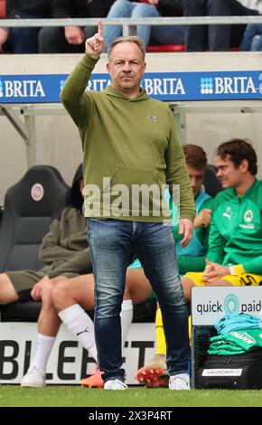 Wiesbaden, Deutschland. April 2024. Fußball: Bundesliga 2, SV Wehen Wiesbaden - SpVgg Greuther Fürth, Spieltag 31, BRITA-Arena. Fürth-Trainer Alexander Zorniger reagiert auf der Touchline. Quelle: Jörg Halisch/dpa – WICHTIGER HINWEIS: gemäß den Vorschriften der DFL Deutscher Fußball-Liga und des DFB Deutscher Fußball-Bundes ist es verboten, im Stadion und/oder des Spiels aufgenommene Fotografien in Form von sequenziellen Bildern und/oder videoähnlichen Fotoserien zu verwenden oder zu nutzen./dpa/Alamy Live News Stockfoto