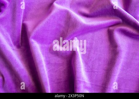 Lila gestricktes Gewebe. Hintergrund aus violettem Textilgewebe. Weiches Material für modische Kleidung. Stockfoto