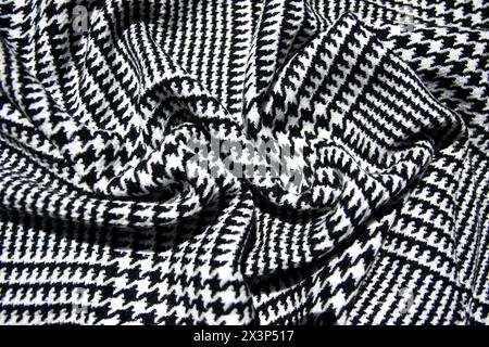 Schwarzer und weißer Baumwollkäfig. Textilinhalt am Sommertag für Modebekleidung. Stockfoto