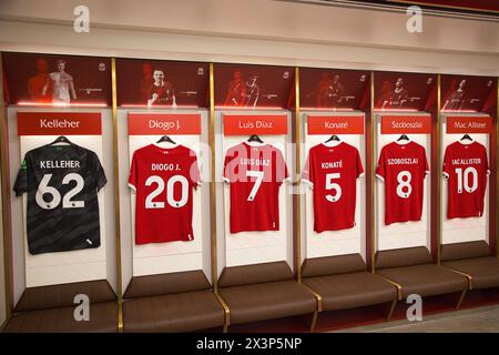 England, Liverpool - 29. Dezember 2023: Liverpool FC Trikots für Kelleher, Jota, Diaz, Konate, Szoboszlai und Mac Allister. Stockfoto