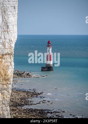 Leuchtturm Beachy Head an der Südküste Englands bei Eastbourne. Von der Klippe westlich des Leuchtturms. „Nicht zu nah am Rand!“ Stockfoto