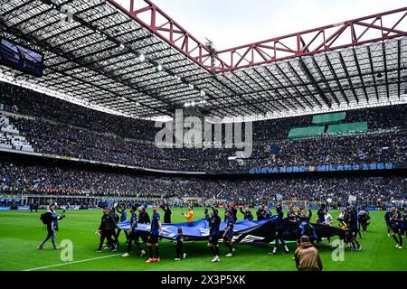 Mailand, Italien. April 2024. Inter vs Torino nella foto la squadra Inter celebra la vittoria del 20mo Scudetto, durante la parata in Bus nelle vie della citta di Milano, Mailand 28-04-2024 Corso Liberazione, foto Tiziano Ballabio/AGENZIA ALDO Liverani SAS/AGENZIA ALDO LIVERANI SAS Credit: Unabhängige Fotoagentur/ALAMY Live News Stockfoto