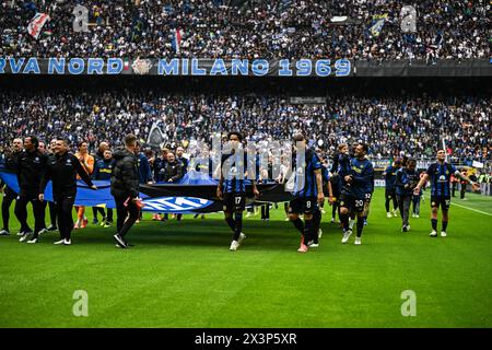 Mailand, Italien. April 2024. Inter vs Torino nella foto la squadra Inter celebra la vittoria del 20mo Scudetto, durante la parata in Bus nelle vie della citta di Milano, Mailand 28-04-2024 Corso Liberazione, foto Tiziano Ballabio/AGENZIA ALDO Liverani SAS/AGENZIA ALDO LIVERANI SAS Credit: Unabhängige Fotoagentur/ALAMY Live News Stockfoto