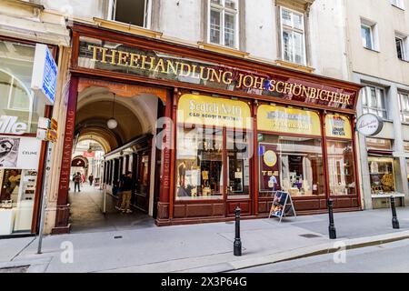 Wien, Österreich. Charakteristische Fassade eines alten Tee- und Spirituosengeschäfts in der Wollzeile Straße. 02.08.2023. Stockfoto