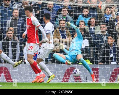 London, Großbritannien. April 2024 - Tottenham Hotspur gegen Arsenal - Premier League - Tottenham Hotspur Stadium. Kai Havetz erzielt Arsenals 3. Tor. Bildnachweis: Mark Pain / Alamy Live News Stockfoto