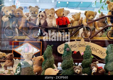 Sammlung von Vintage-Teddybären, gesammelt in einem Schaufenster, in den Straßen von Wien, Österreich. Stockfoto