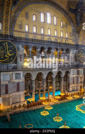 Übersicht, Inneres, Hagia Sophia große Moschee, 537 n. Chr., UNESCO-Weltkulturerbe, Sultanahmet, Istanbul, Türkei Stockfoto