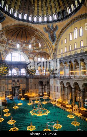 Übersicht, Inneres, Hagia Sophia große Moschee, 537 n. Chr., UNESCO-Weltkulturerbe, Sultanahmet, Istanbul, Türkei Stockfoto