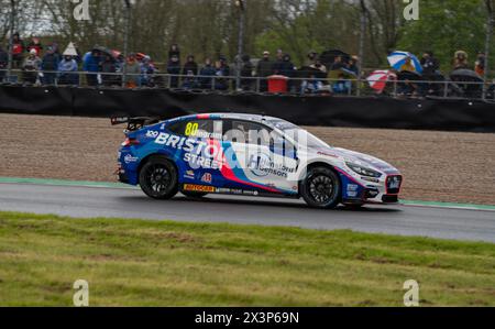 Derby, Großbritannien. April 2024. Tom Ingram 80 Bristol Street Motors Donington Park Race 1 während der British Touring Car Championship im Donington Park, Derby, England am 28. April 2024. Foto von Chris Williams. Nur redaktionelle Verwendung, Lizenz für kommerzielle Nutzung erforderlich. Keine Verwendung bei Wetten, Spielen oder Publikationen eines einzelnen Clubs/einer Liga/eines Spielers. Quelle: UK Sports Pics Ltd/Alamy Live News Stockfoto