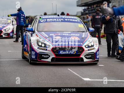 Derby, Großbritannien. April 2024. Tom Ingram 80 Rennen 1 Donington Park während der British Touring Car Championship im Donington Park, Derby, England am 28. April 2024. Foto von Chris Williams. Nur redaktionelle Verwendung, Lizenz für kommerzielle Nutzung erforderlich. Keine Verwendung bei Wetten, Spielen oder Publikationen eines einzelnen Clubs/einer Liga/eines Spielers. Quelle: UK Sports Pics Ltd/Alamy Live News Stockfoto