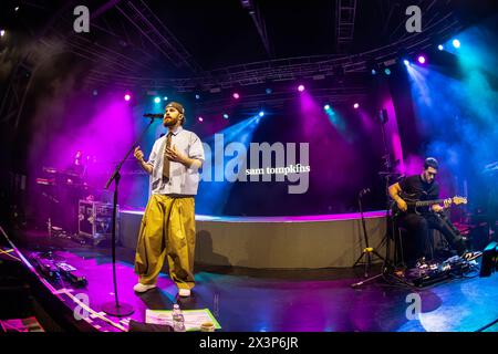 Mailand, Italien. April 2024. Der britische Singer-Songwriter SAM TOMPKINS tritt live auf der Bühne von Fabrique auf und eröffnet die Show von The Kid Laroi. Vermerk: Rodolfo Sassano/Alamy Live News Stockfoto