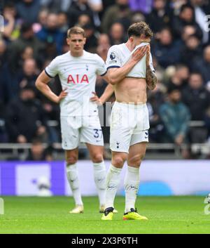 London, Großbritannien. April 2024 - Tottenham Hotspur gegen Arsenal - Premier League - Tottenham Hotspur Stadium. Pierre-Emile Hojbjerg hat sich niedergeschlagen, nachdem er sein eigenes Tor erzielt hatte. Bildnachweis: Mark Pain / Alamy Live News Stockfoto