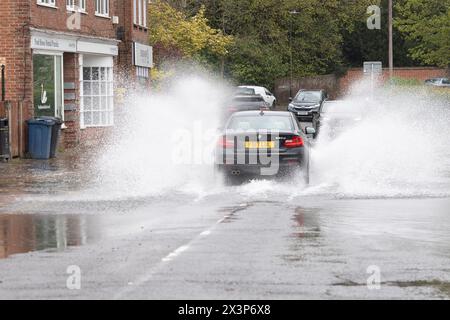 Chalfont St Giles, Buckinghamshire, Großbritannien. April 2024. Autofahrer, die durch Hochwasser fahren. Teile des Dorfes Chalfont St Giles in Buckinghamshire wurden heute nach starkem nächtlichem Regen erneut überschwemmt. Es gibt anhaltende Probleme mit Grundwasserfluten über die Chalfonts. Quelle: Maureen McLean/Alamy Live News Stockfoto
