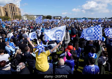 Portsmouth Fans bei einer Feier im Southsea Common in Portsmouth, um den Titel der Sky Bet League One zu feiern. Bilddatum: Sonntag, 28. April 2024. Stockfoto