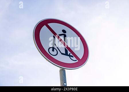 Roller-Verbot. Schild, das die Bewegung auf einem Roller auf einer Stadtstraße verbietet. Hochwertige Fotos Stockfoto