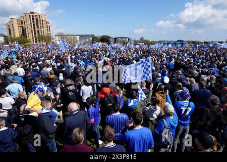 Portsmouth Fans bei einer Feier im Southsea Common in Portsmouth, um den Titel der Sky Bet League One zu feiern. Bilddatum: Sonntag, 28. April 2024. Stockfoto