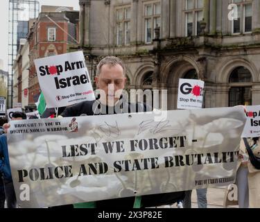 Birmingham, Großbritannien. April 2024. Bis zu 200 Menschen nehmen an einer friedlichen palästinensischen Unterstützungsdemonstration im Stadtzentrum von Birmingham Teil Credit: Tony Nolan/Alamy Live News Stockfoto