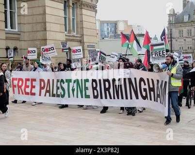 Birmingham, Großbritannien. April 2024. Bis zu 200 Menschen nehmen an einer friedlichen palästinensischen Unterstützungsdemonstration im Stadtzentrum von Birmingham Teil Credit: Tony Nolan/Alamy Live News Stockfoto